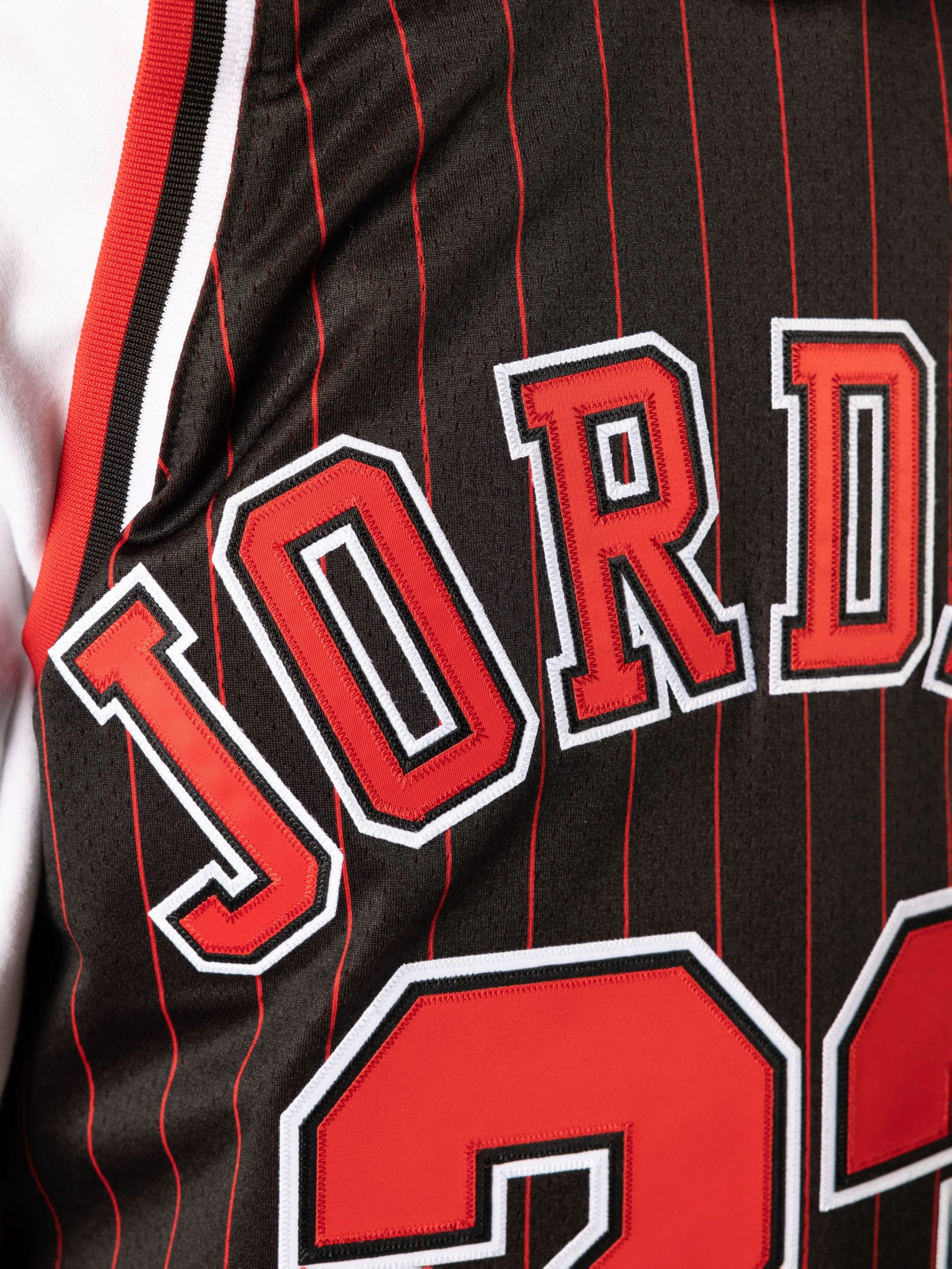 Michael Jordan 1995-96 Chicago Bulls Alternate Authentic Jersey - Image 4