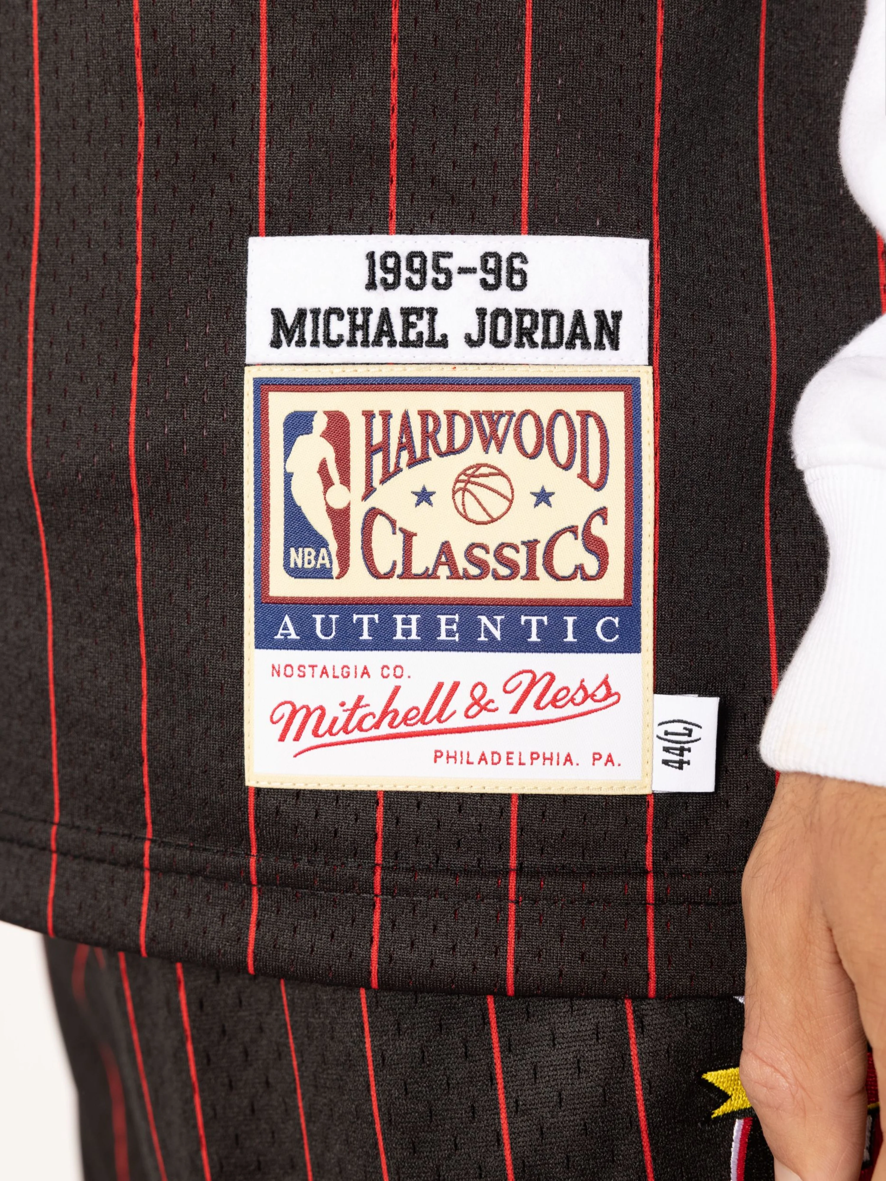 Michael Jordan 1995-96 Chicago Bulls Alternate Authentic Jersey - Image 5