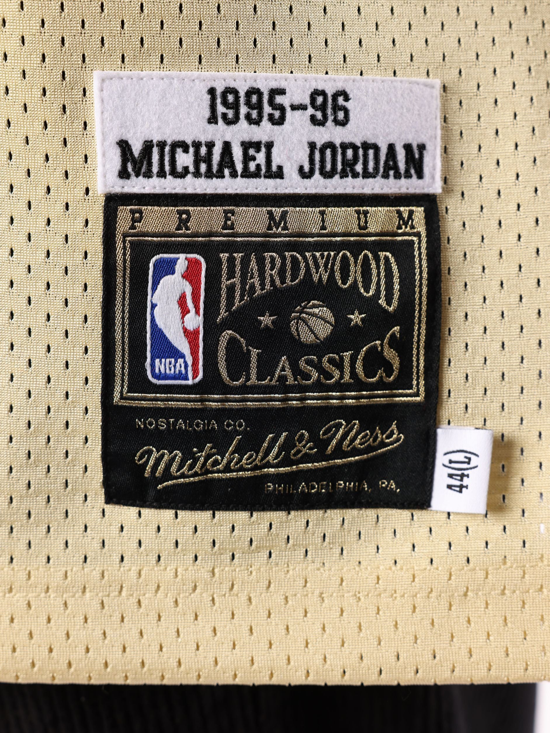 Michael Jordan 1995-96 Chicago Bulls Alternate Authentic Jersey - Image 4
