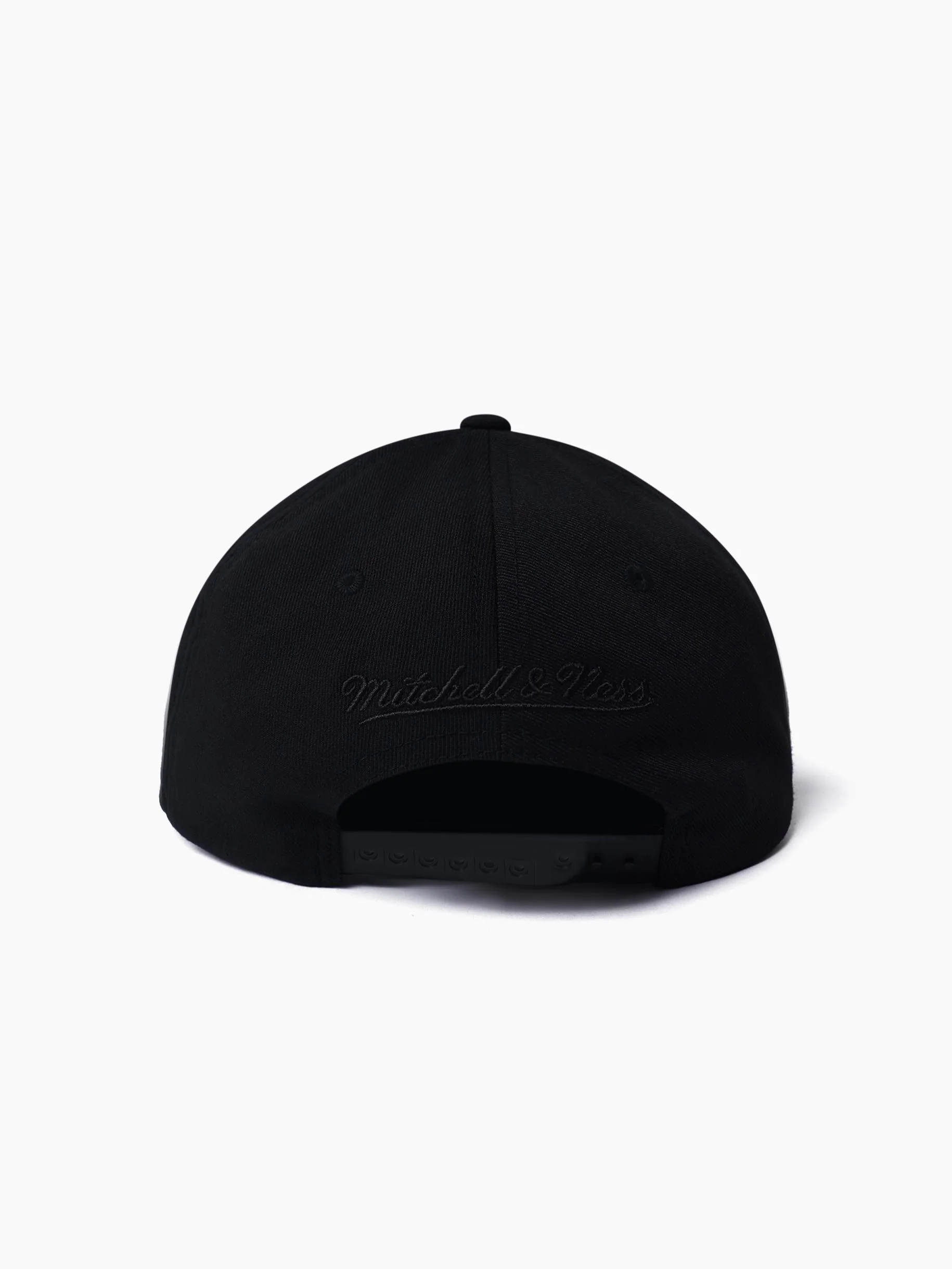 New York Yankees Black On Black Flex 110 Snapback - Image 4