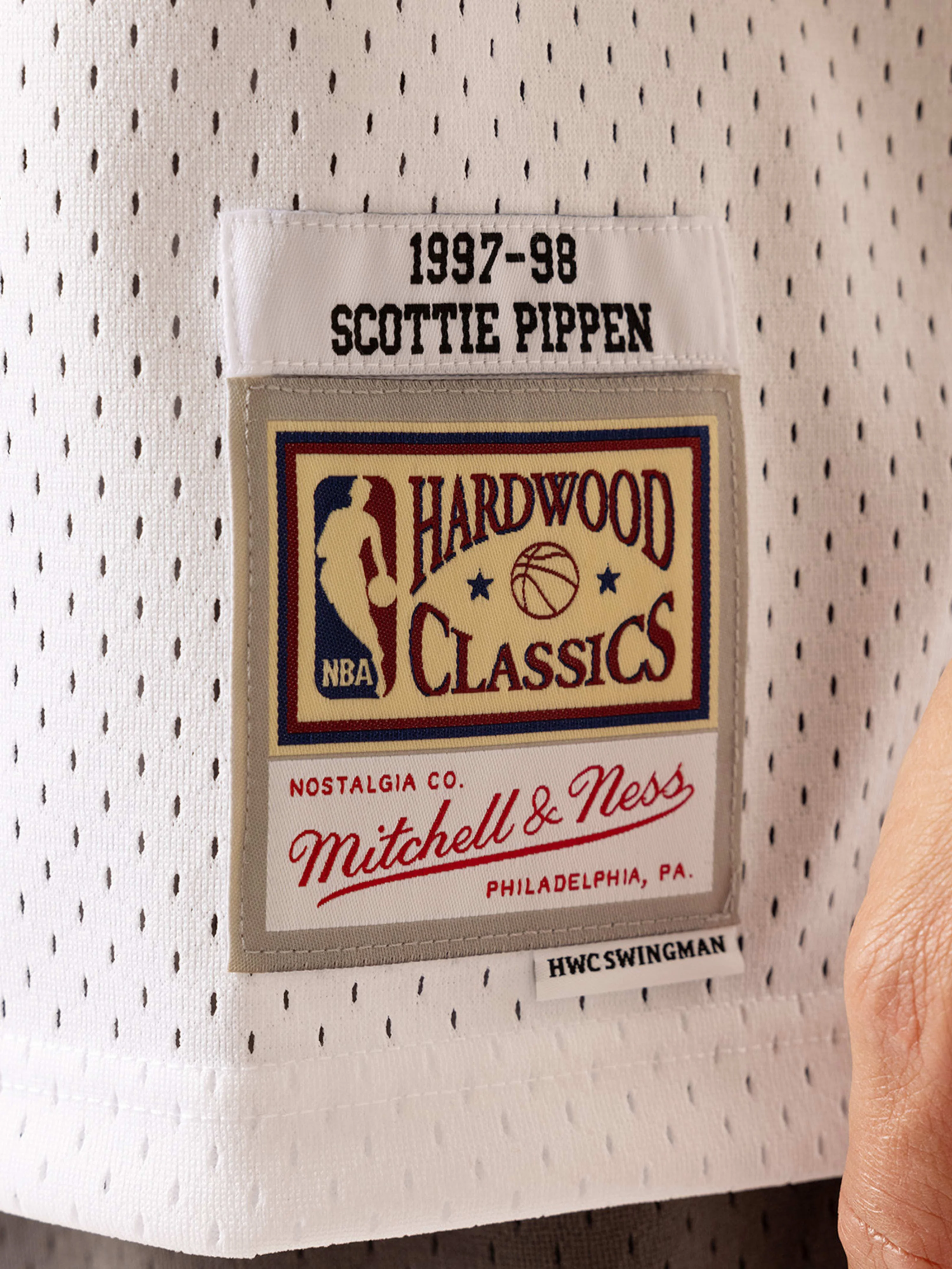 Scottie Pippen 1997-98 Chicago Bulls Home Swingman Jersey - Image 4